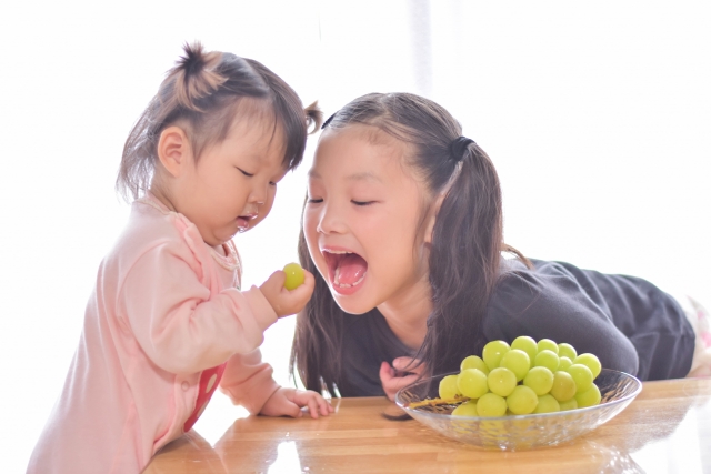 ぶどうを食べる赤ちゃん
