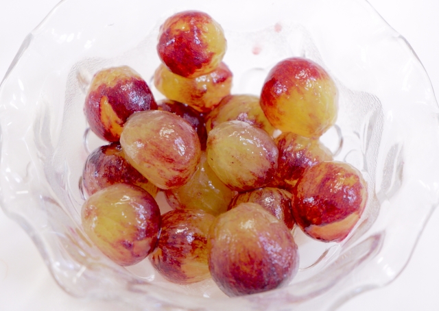 皮をむいたぶどう