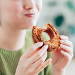 間食が止まらない方必見！食べたくなる原因と対処法を詳しく解説