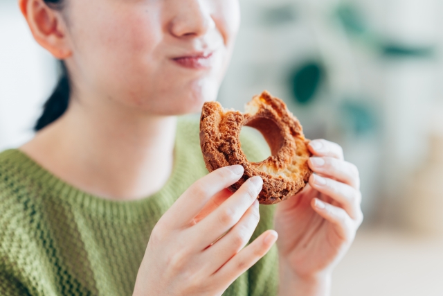 ドーナツを食べる女性