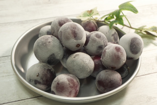 お皿に乗った冷凍ぶどう