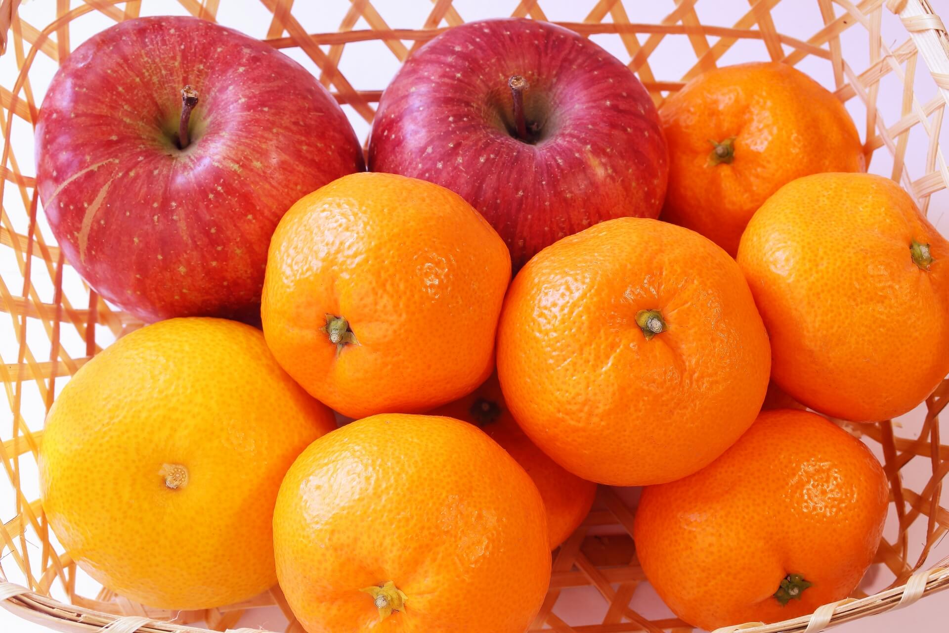 かごに入っているりんごとみかん