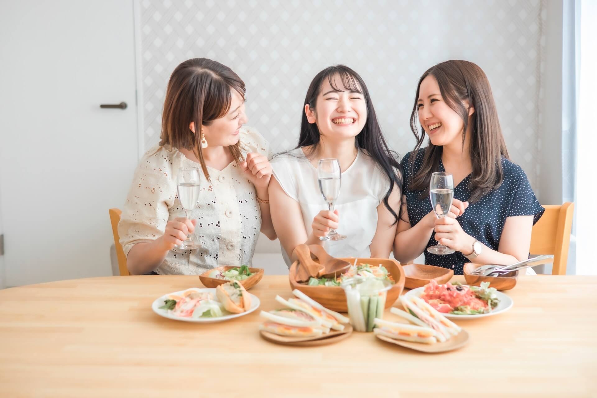 女子会のご飯を楽しむ3人の女性