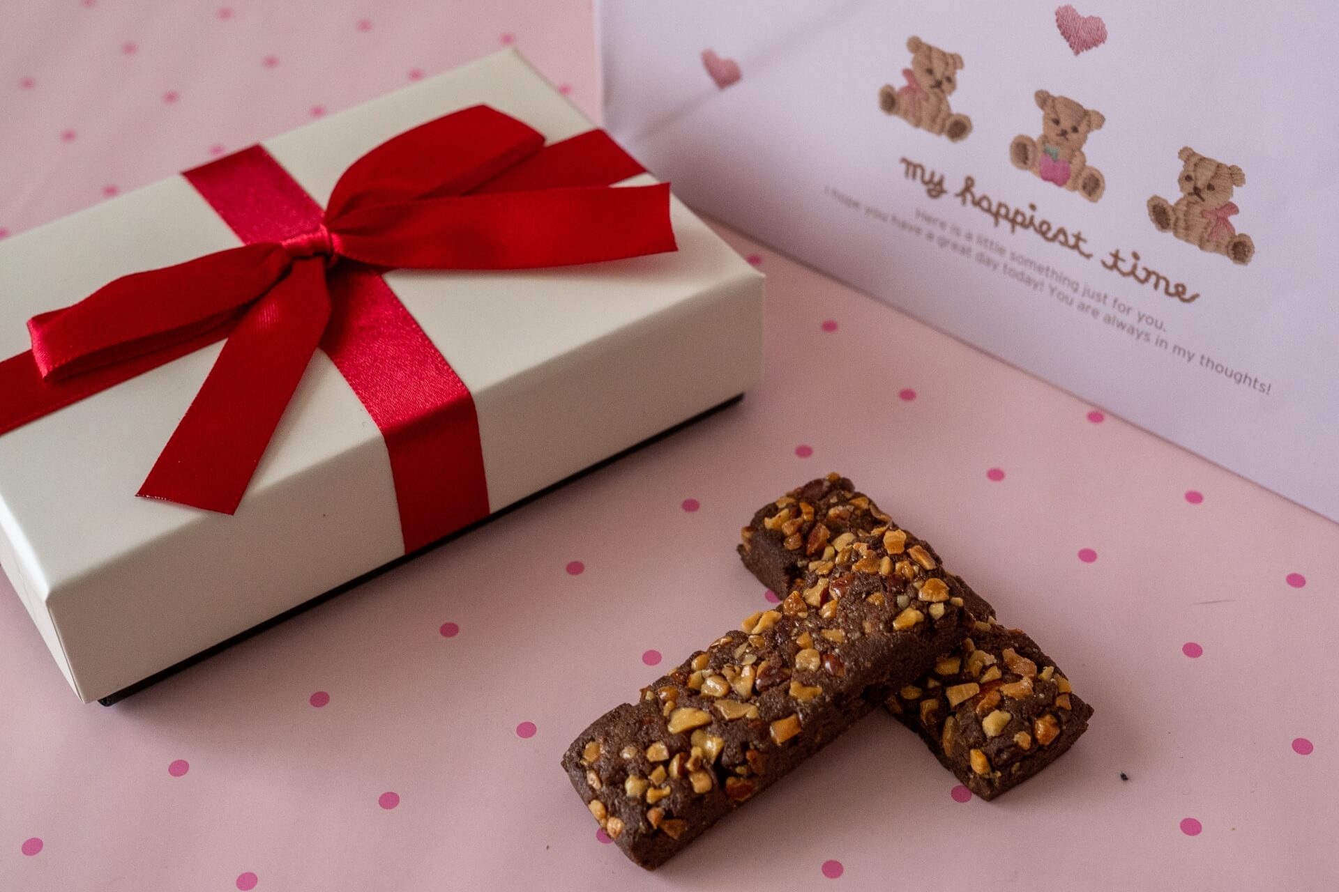 焼き菓子とギフトボックス