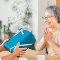 敬老の日に贈るプレゼントの相場は？選ぶコツやおすすめ商品を解説