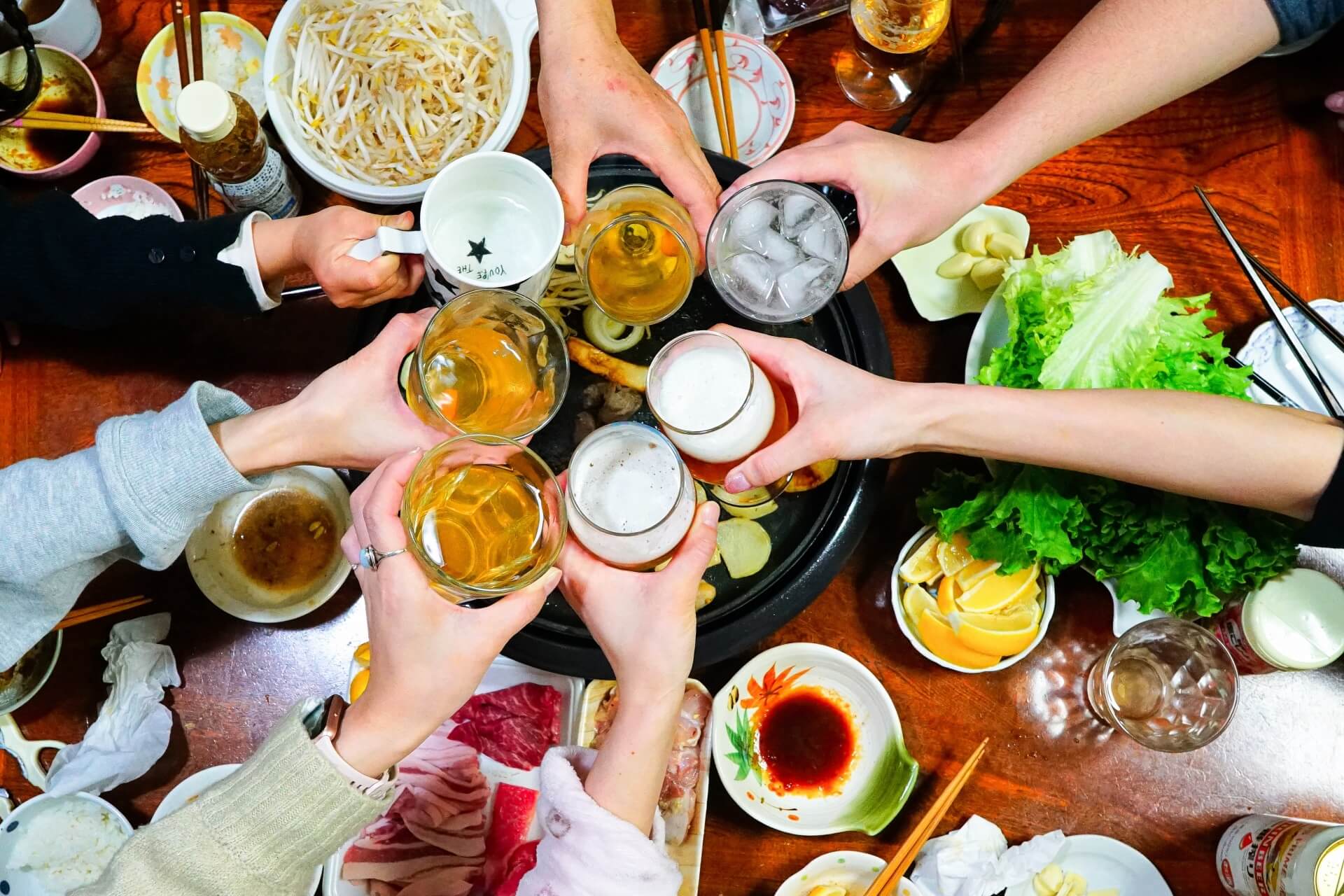 ホームパーティーでの乾杯の様子