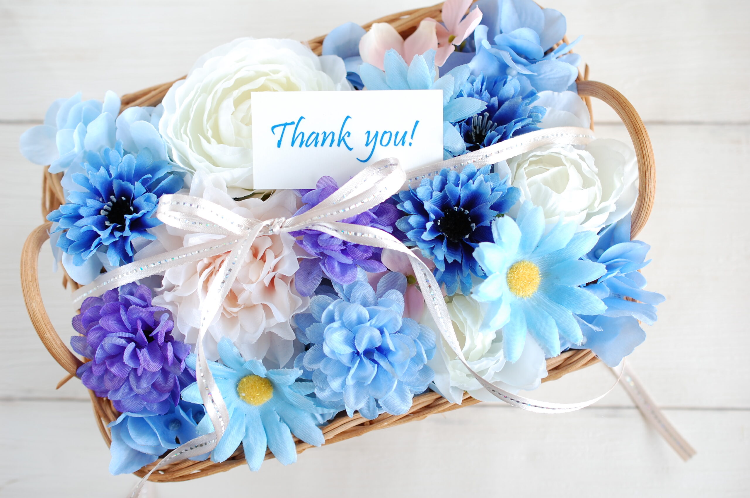 バスケットに入ったギフト用の青い花束