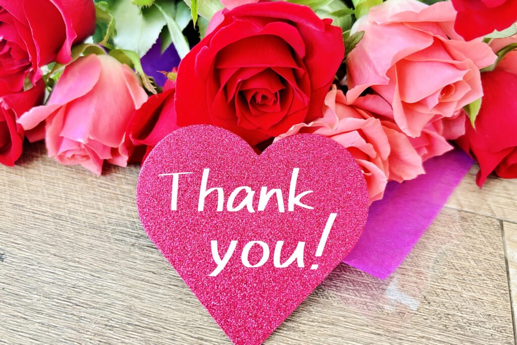 母の日のメッセージカードとバラの花束