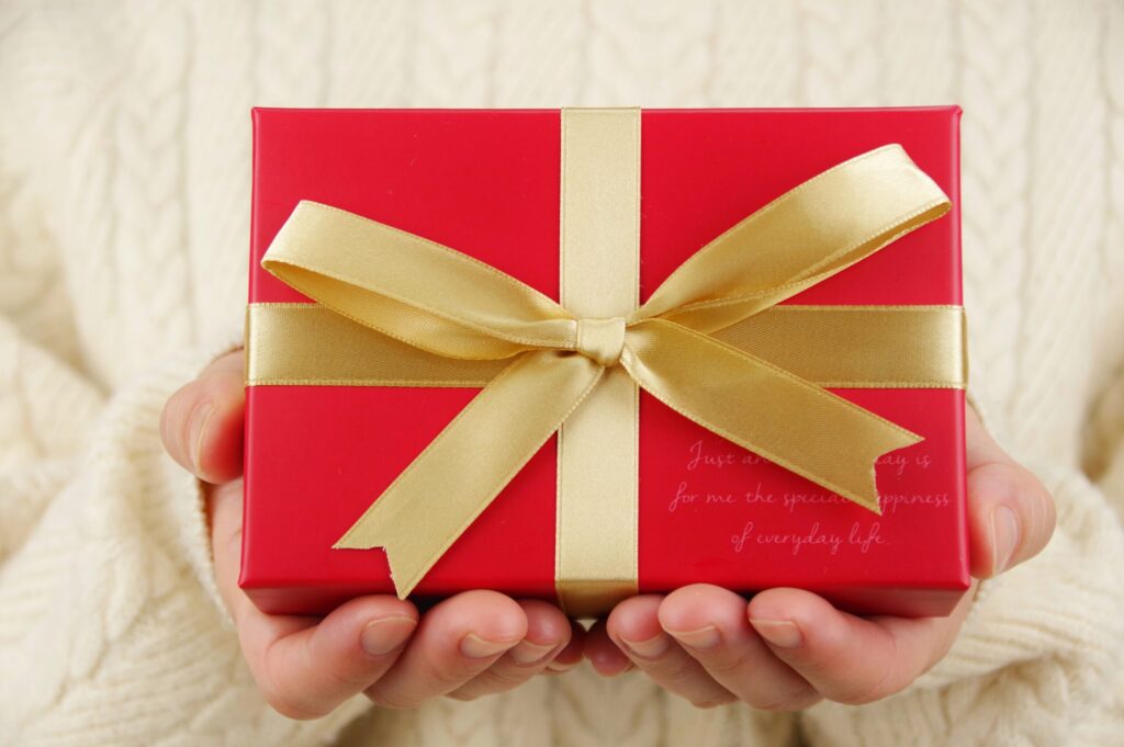 プレゼントの箱を持つ手