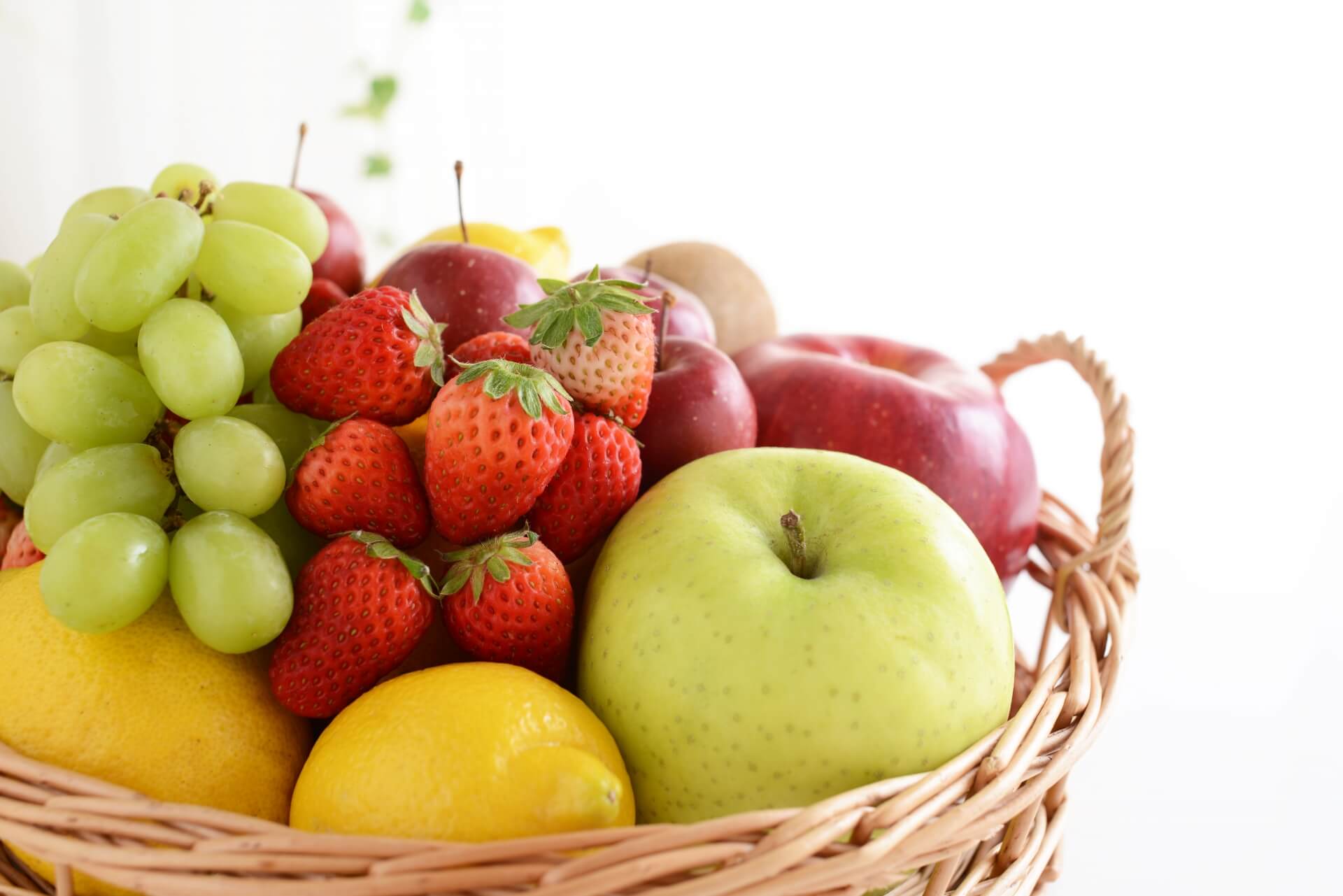 バスケットに入ってるぶどう・いちご・りんご