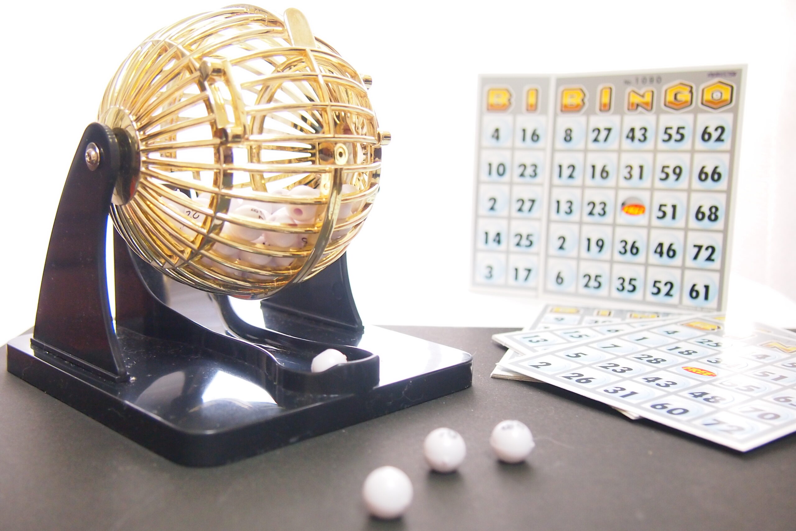 ビンゴマシーンとビンゴカード