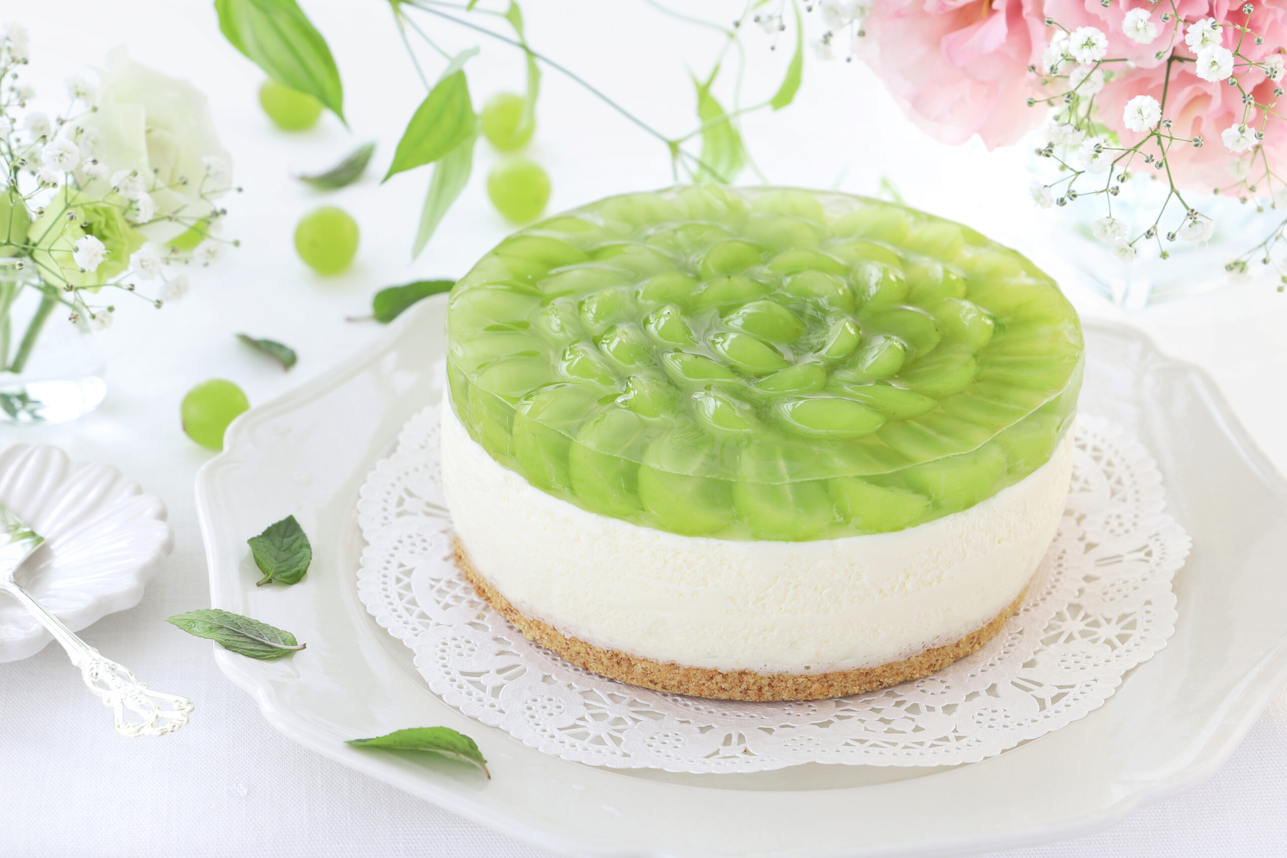 ケーキにトッピングされたシャインマスカット