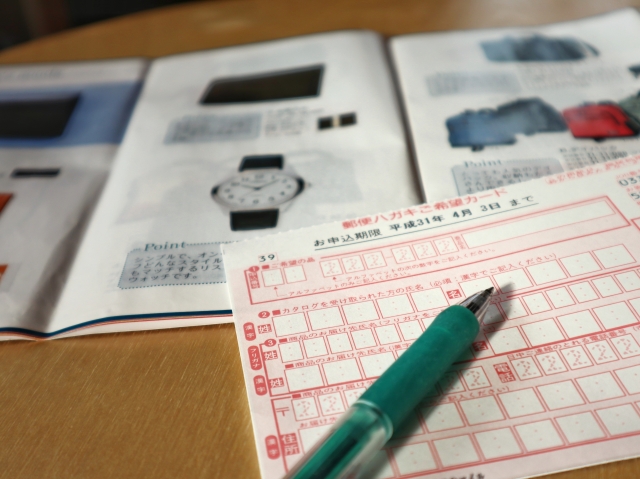 カタログギフトの商品を選んでいる様子