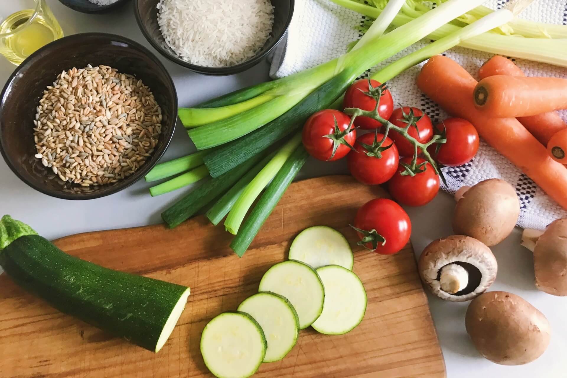 まな板に置かれた野菜と穀物