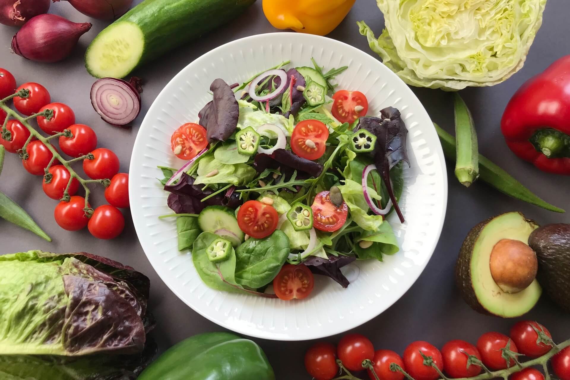 色とりどりの野菜のサラダ