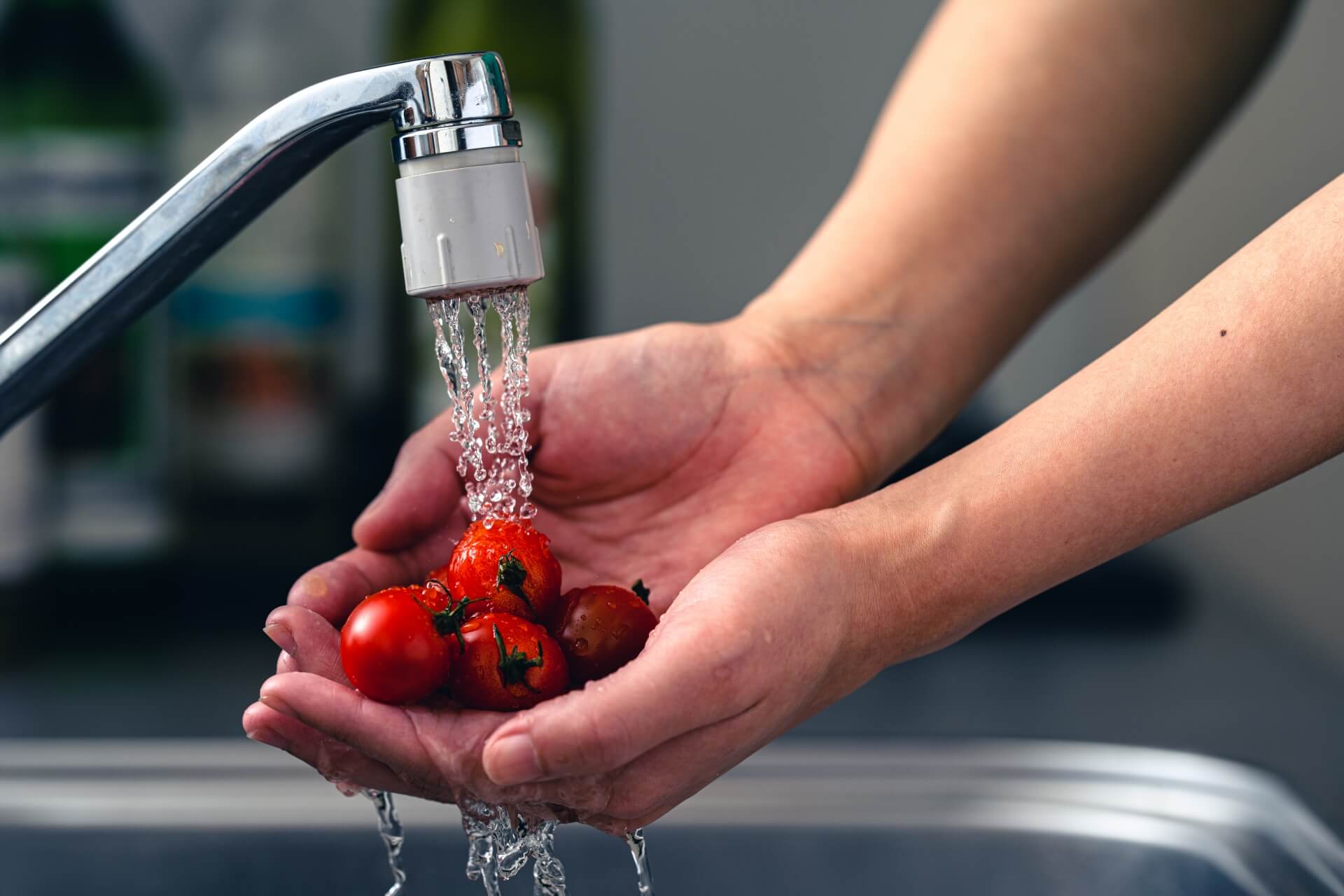 洗い流しているミニトマト