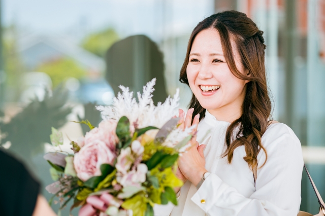 花束を受け取る女性