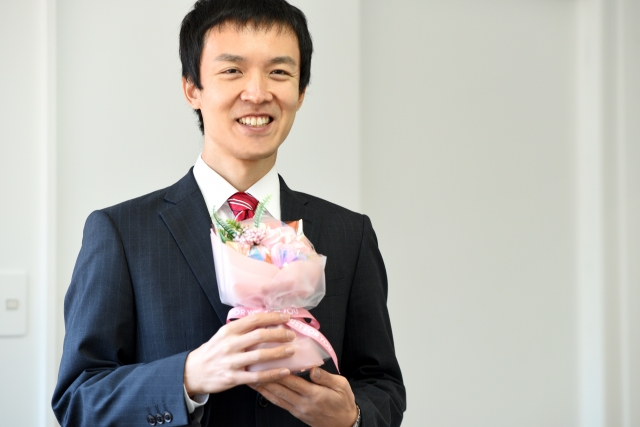花束を持つ男性