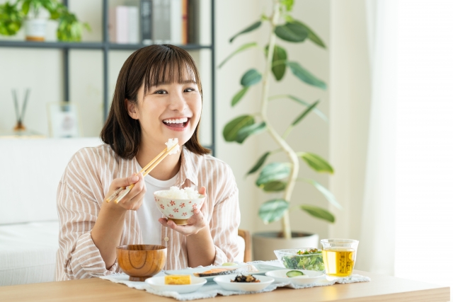 ご飯を食べる女性