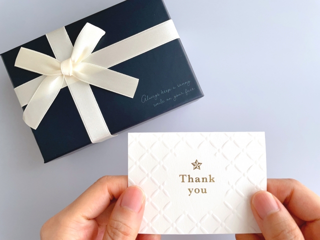 プレゼントとメッセージカード