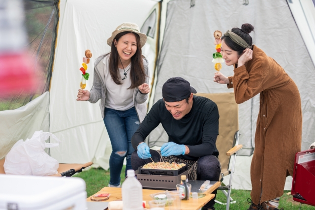 たこ焼きやバーベキューを楽しむ様子