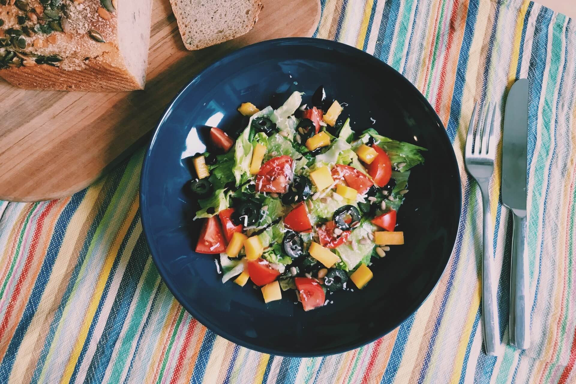 彩りサラダとパン