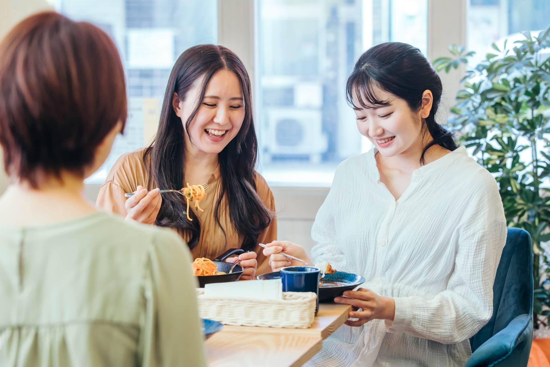 レストランで食事をする女性3人