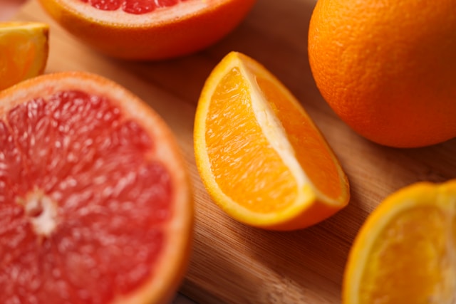 まな板の上に乗せられたオレンジとグレープフルーツ