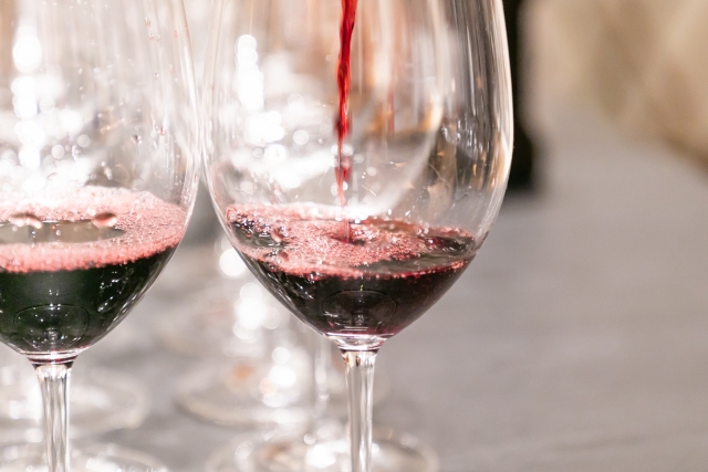 グラスに注がれるワイン